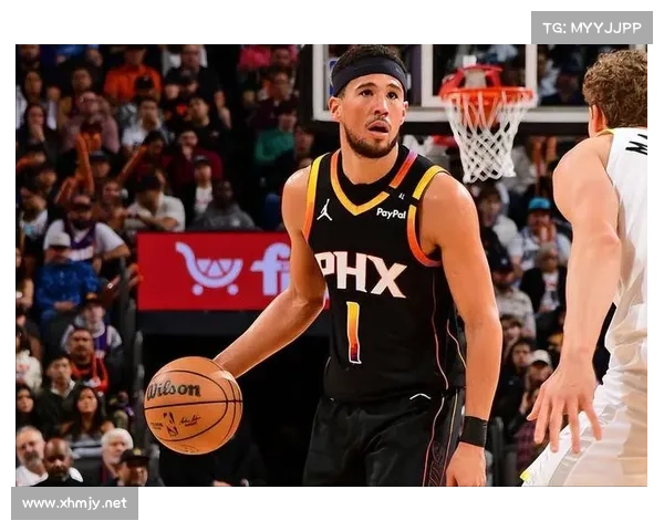 布克在篮球场上的领导力与影响力解析：从个人表现到球队成功的关键因素